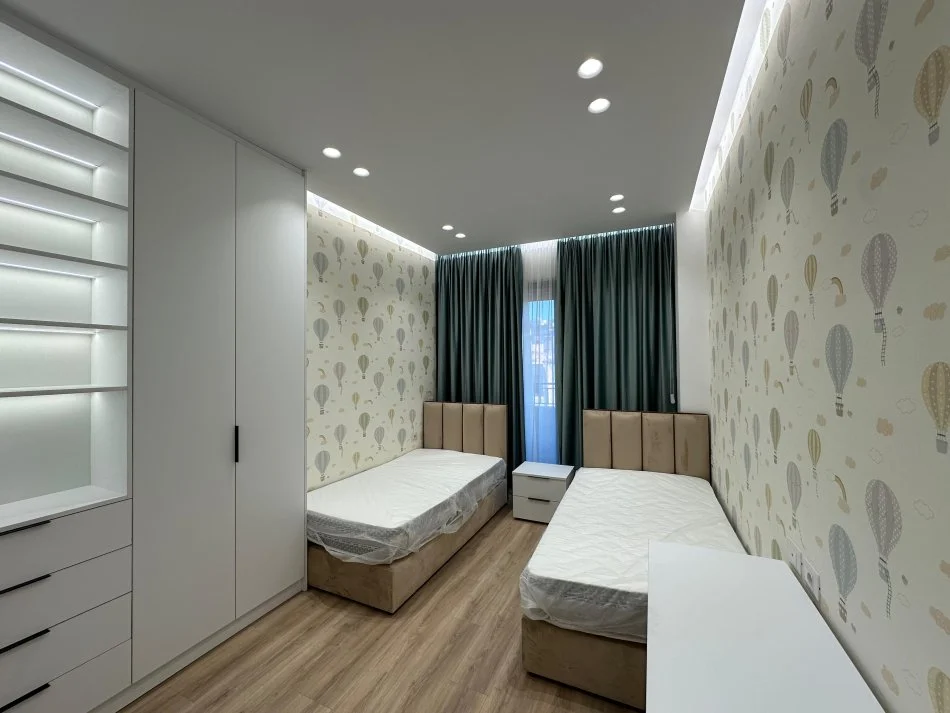 Tirane, jepet me qera apartament 2+1+Ballkon Kati 5, 110 m² 1.500 € (LIQENI I THATE)