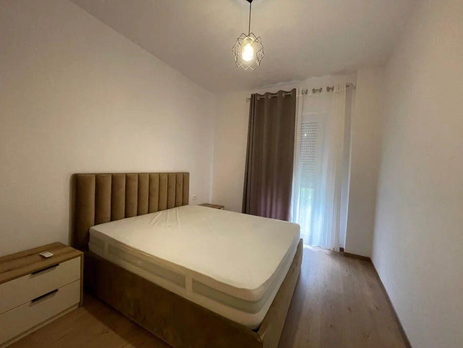 Tirane, jepet me qera apartament 3+1 , 120 m² 1.200 € 