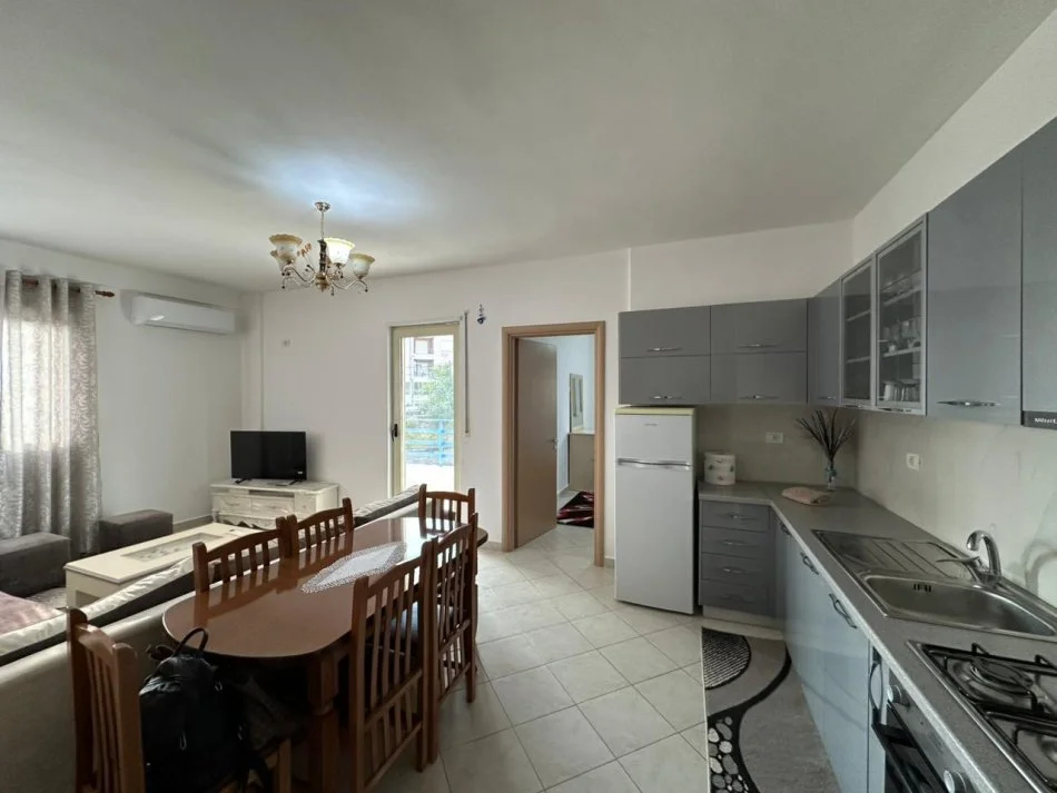 Tirane, jepet me qera apartament 2+1 , 84 m² 320 € (Prane Restorant Qesaraka.)