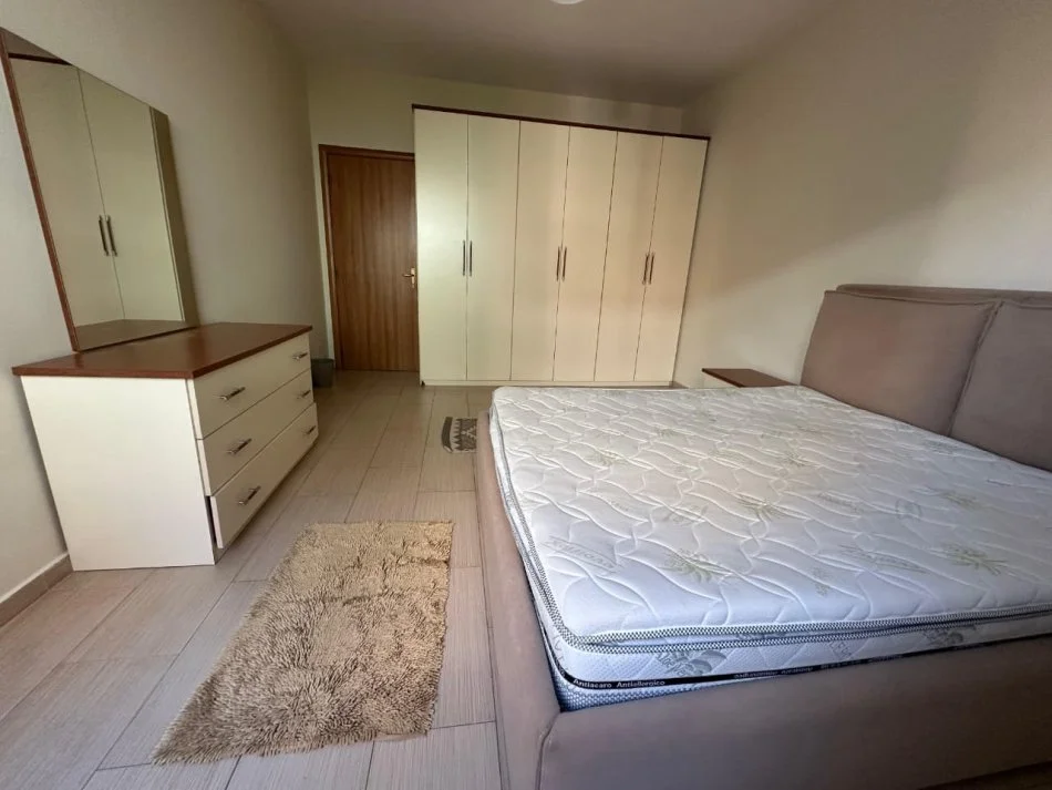 Tirane, jepet me qera apartament 2+1 Kati 2, 100 m² 600 € (Rruga Hoxha Tahsim)