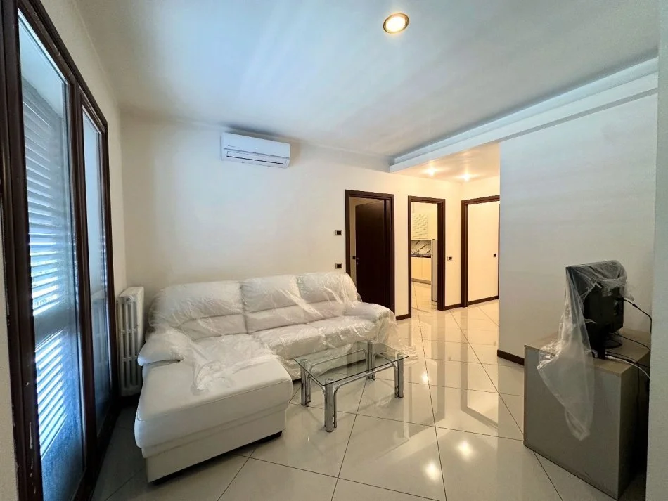 Tirane, jepet me qera apartament 1+1 Kati 3, 80 m² 450 € (Prane BKT ne Kinostudio)