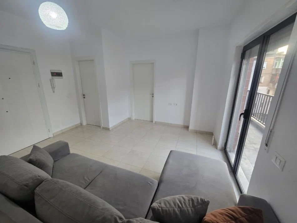 Tirane, jepet me qera apartament 1+1 Kati 2, 75 m² 550 € (Vila Gold)