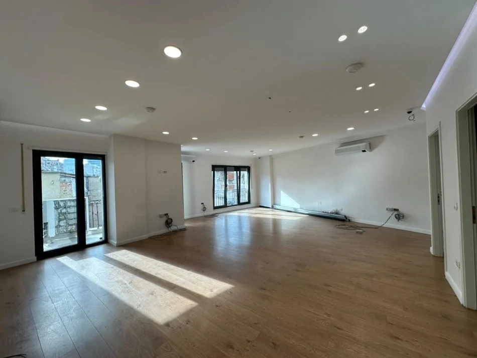 Tirane, jepet me qera ambjent biznesi Kati 4, 140 m² (Bulevardi Zogu i Pare)