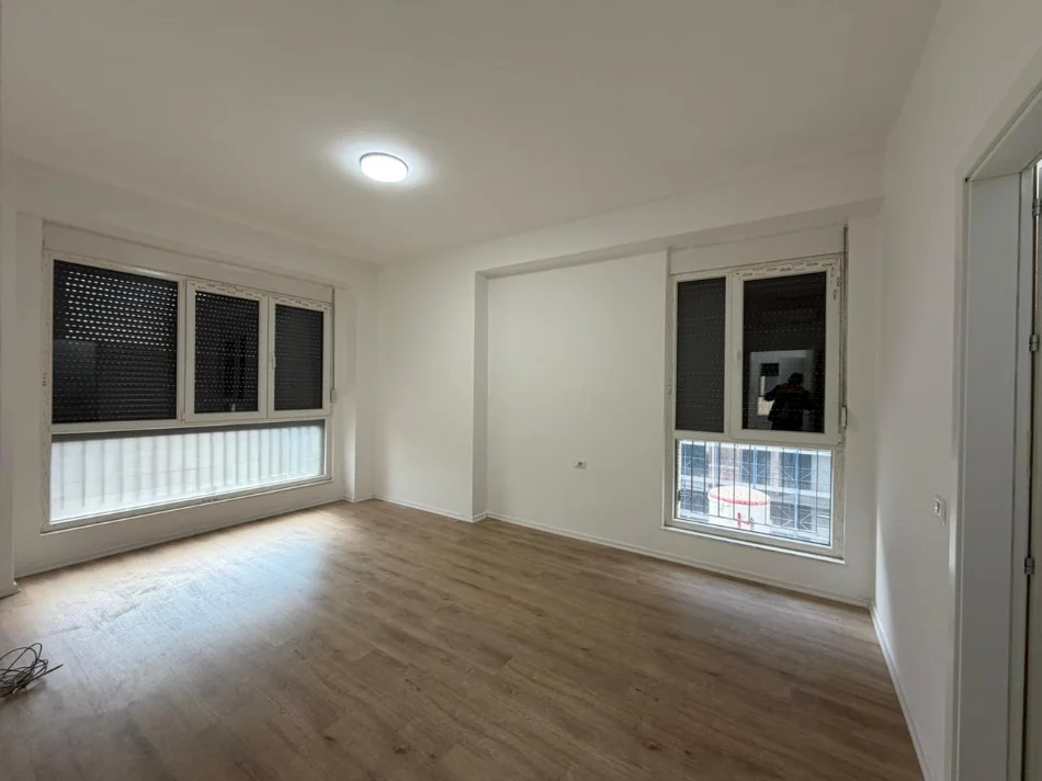 Tirane, shitet apartament 3+1 Kati 2, 143 m² 250.000 € (Fusha e Aviacionit)