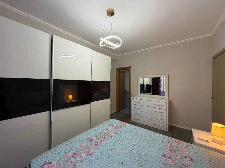 Tirane, jepet me qera apartament 2+1 Kati 2, 112 m² 850 € (Rruga e Barrikadave)