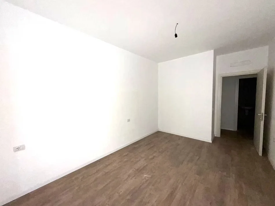 Tirane, shitet apartament 1+1 Kati 3, 82 m² 135.000 € (Laprake)