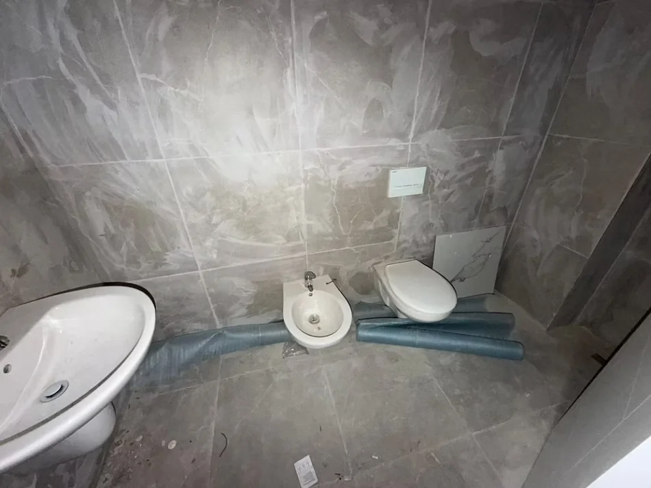 Tirane, jepet me qera apartament 1+1 Kati 3, 60 m² 550 € (Laprake)