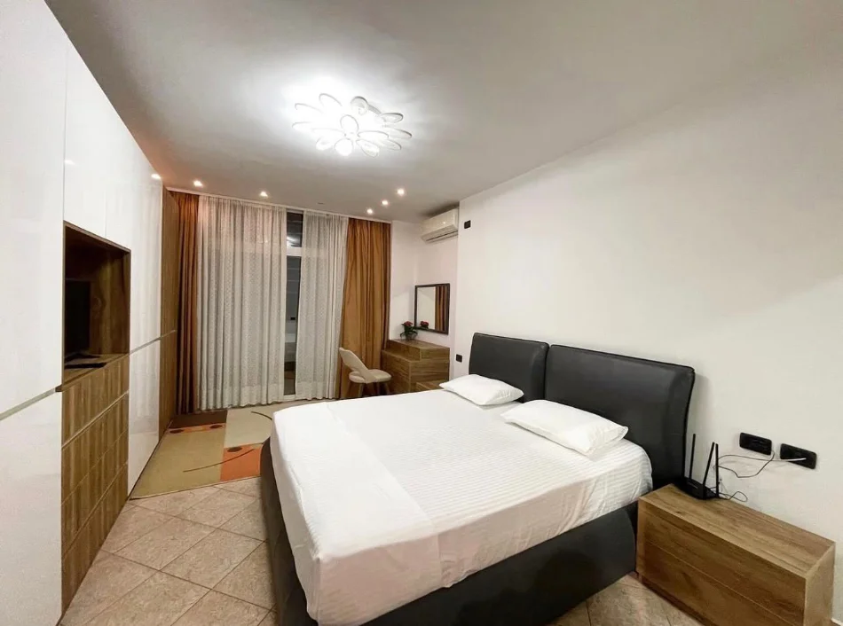 Tirane, jepet me qera apartament 3+1 Kati 4, 220 m² 1.600 € (Komuna e Parisit)