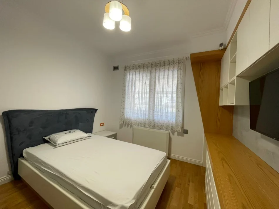 Tirane, jepet me qera apartament 3+1 Kati 4, 154 m² 1.500 € (Komuna e Parisit.)