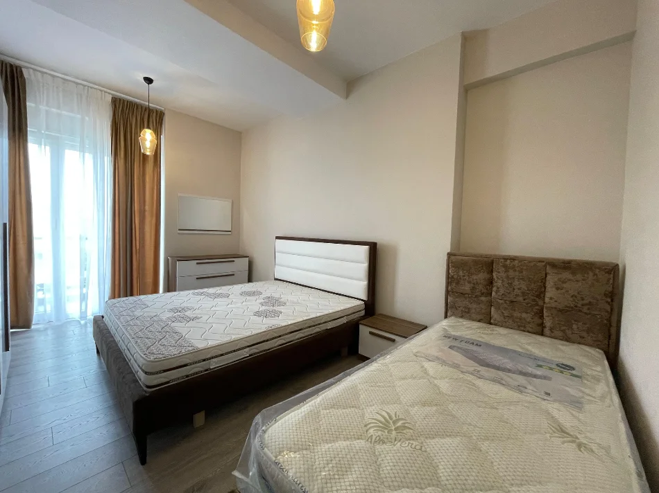 Tirane, jepet me qera apartament 1+1 Kati 2, 82 m² 600 € (Xhamlliku)