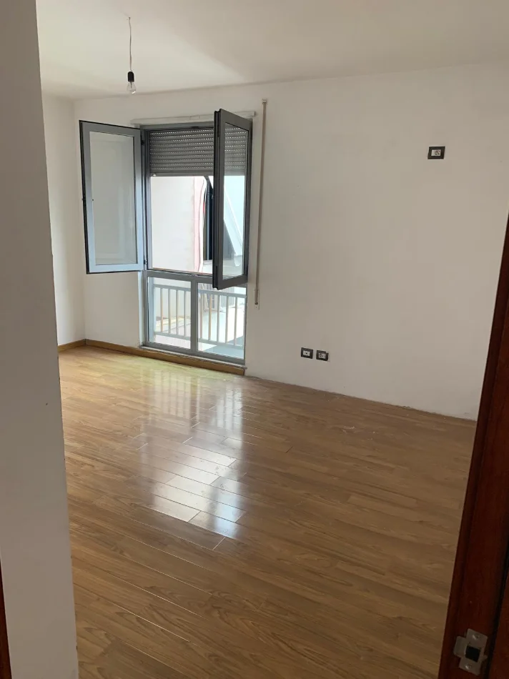 Tirane, jepet me qera apartament 3+1 Kati 6, 130 m² 550 € (Oxhaku)