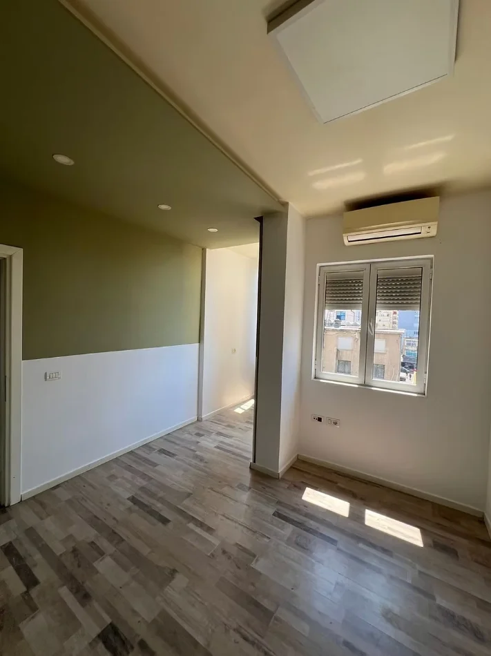 Tirane, jepet me qera ambjent biznesi Kati 3, 108 m² 1.400 € (Sheshi Willson.)