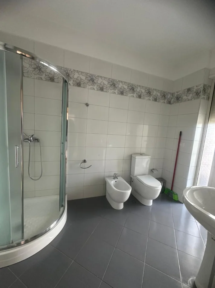 jepet me qera apartament Kati 3, 90 m² 700 € (Bulevardi i Ri)