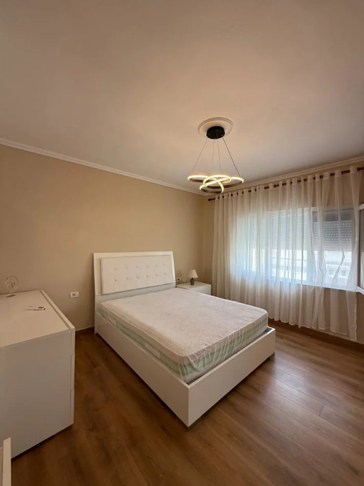 Tirane, jepet me qera apartament 2+1 Kati 4, 90 m² 1.200 € (Pazari i Ri.)