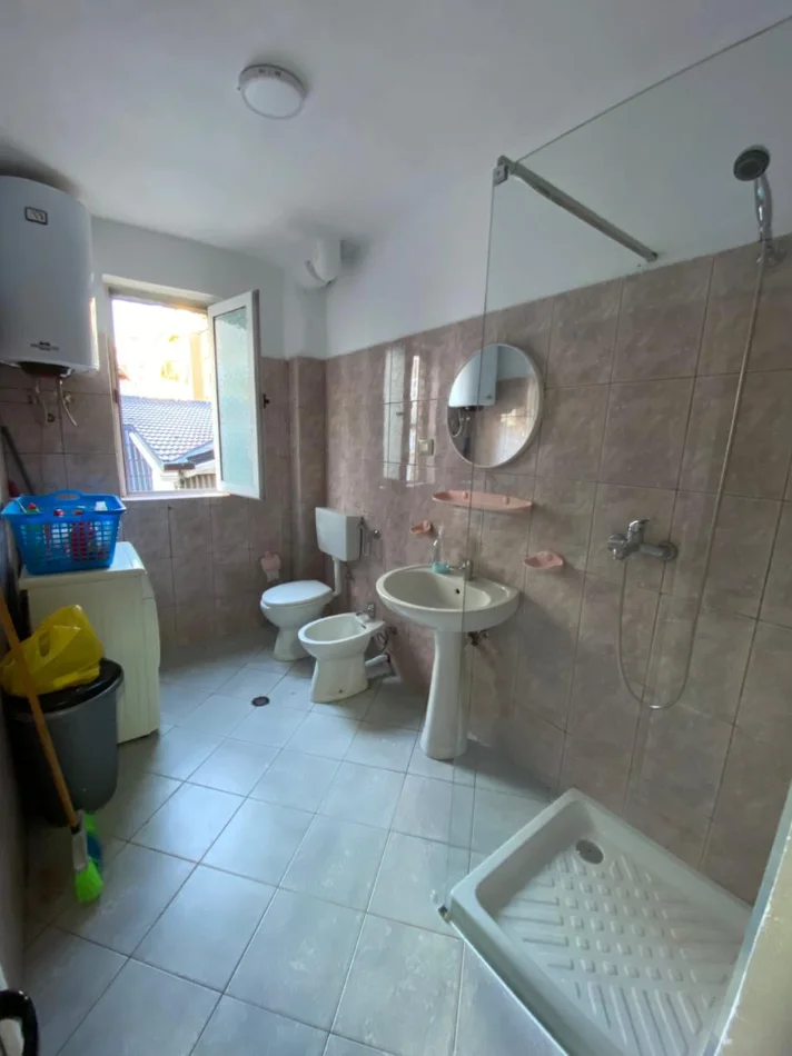 Tirane, jepet me qera apartament 2+1 Kati 4, 95 m² 700 € (Myslym Shyri)