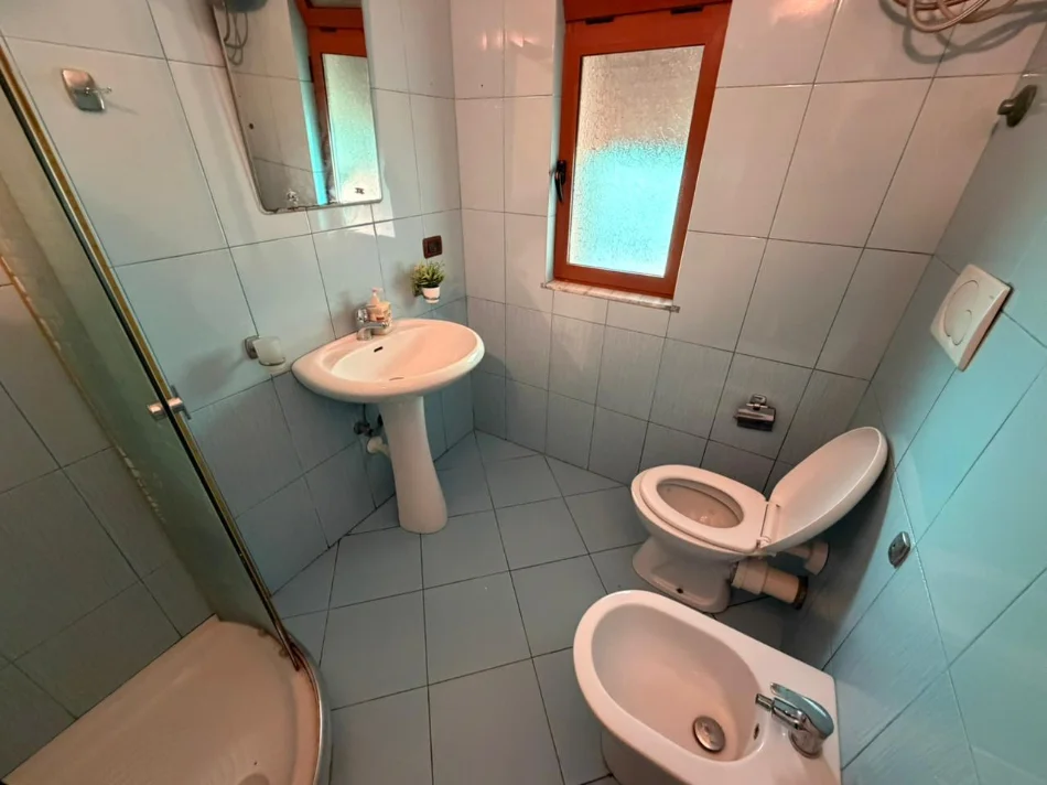 Tirane, jepet me qera apartament 1+1 Kati 1, 50 m² 400 € (Ish-Parku i Autobusave.)