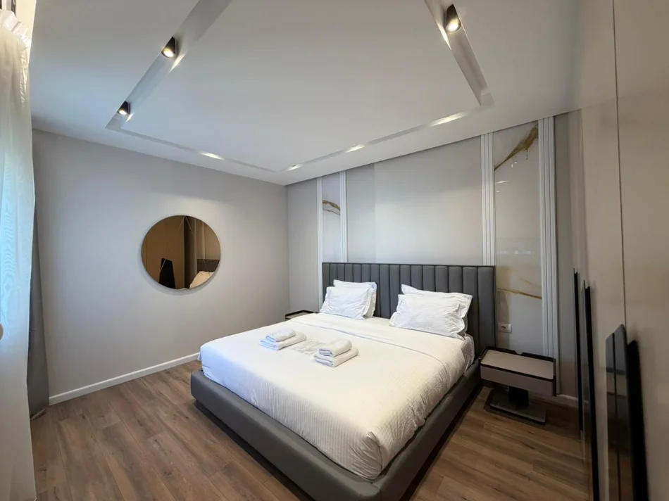 Tirane, jepet me qera apartament 2+1 Kati 8, 110 m² 1.000 € (Komuna e Parisit)