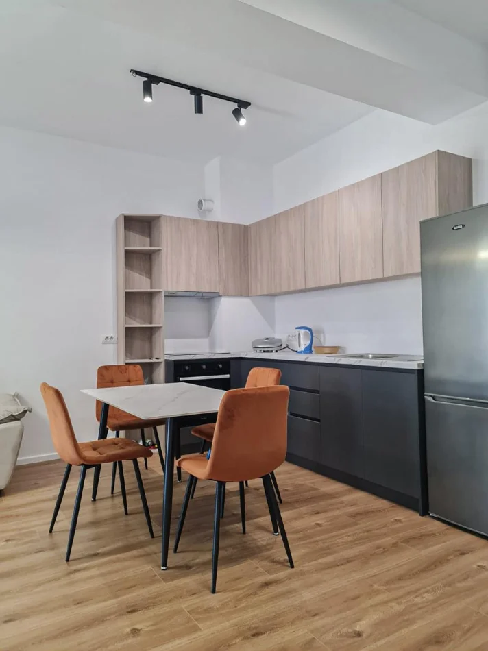 Tirane, jepet me qera apartament 1+1 Kati 7, 60 m² 400 € (Ali Demi)