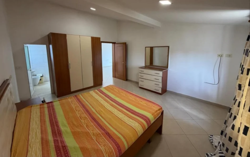Tirane, jepet me qera apartament 3+1 Kati 3, 120 m² 700 € (Rruga e Elbasanit)