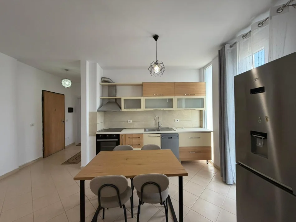 Tirane, jepet me qera apartament 1+1 Kati 5, 50 m² 600 € (Komuna e Parisit)