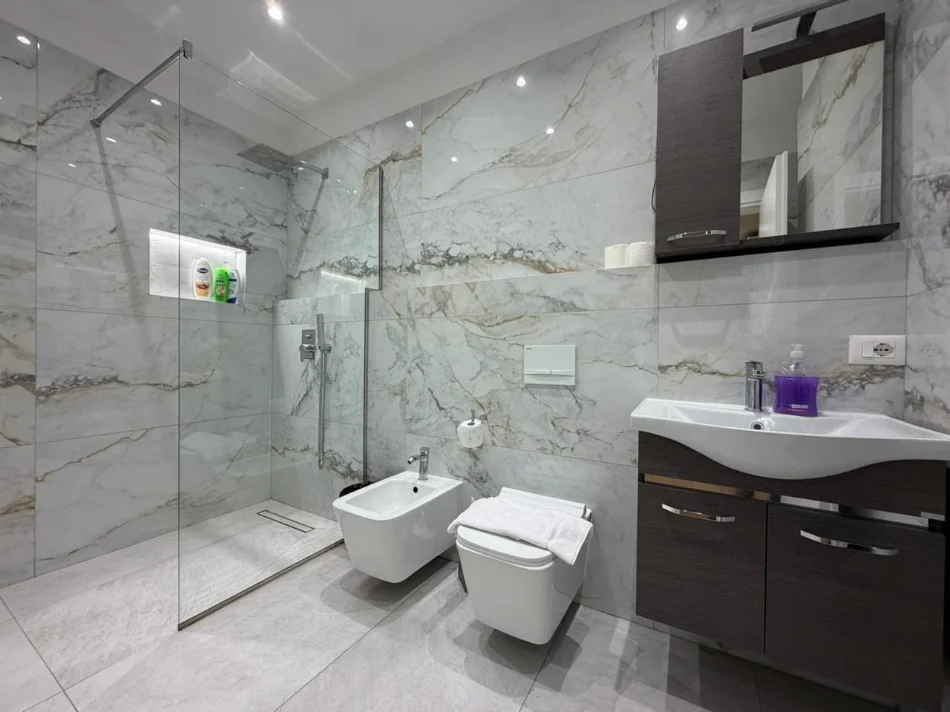 Tirane, jepet me qera apartament 2+1 Kati 3, 110 m² 1.000 € (Komuna e Parisit)