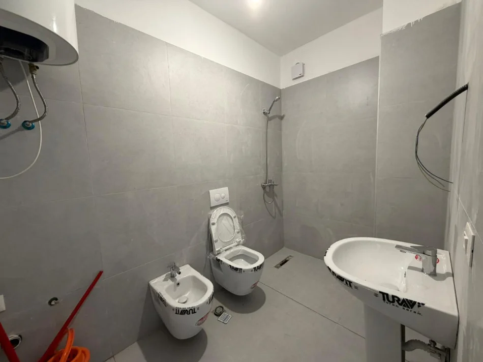 Tirane, jepet me qera apartament 1+1 Kati 2, 60 m² 400 € (Laprake)