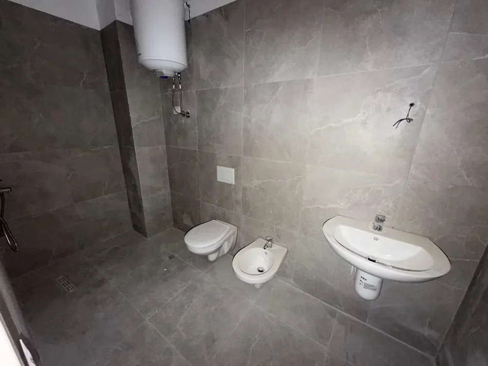 Tirane, shitet apartament 1+1 Kati 3, 82 m² 135.000 € (Laprake)