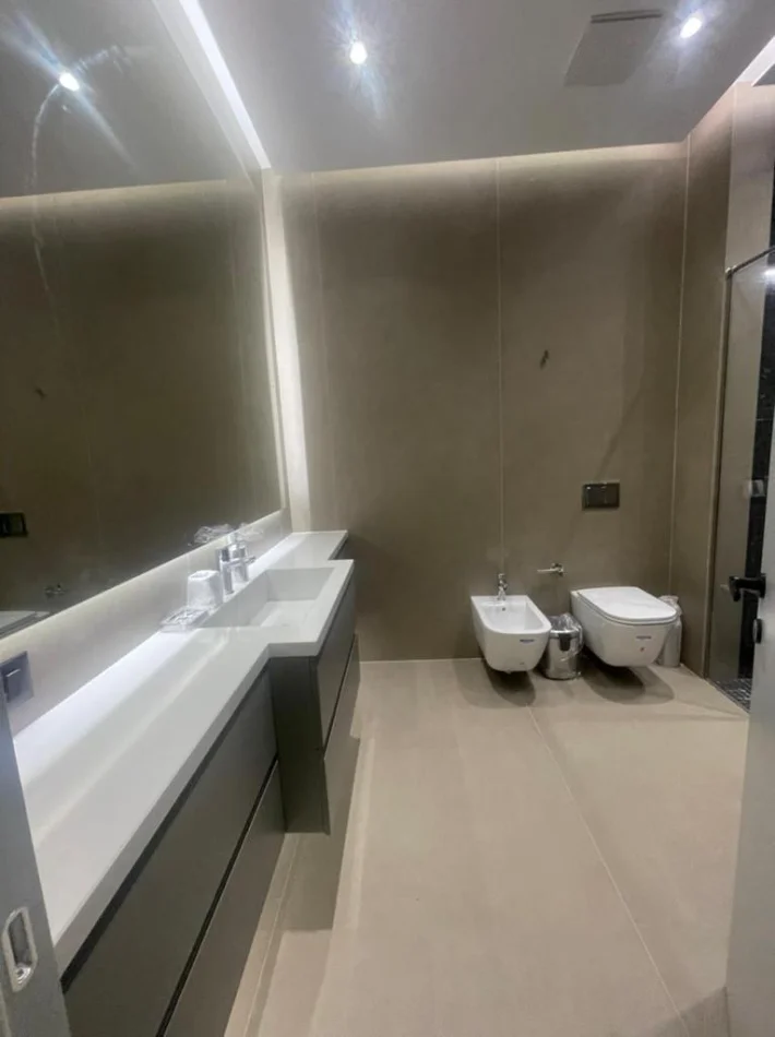 Tirane, jepet me qera apartament 1+1 Kati 5, 75 m² 1.000 € (Square 21)