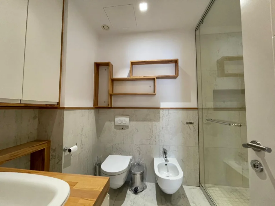 Tirane, jepet me qera apartament 3+1 Kati 4, 154 m² 1.500 € (Komuna e Parisit.)