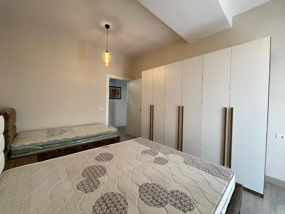 Tirane, jepet me qera apartament 1+1 Kati 2, 82 m² 600 € (Xhamlliku)