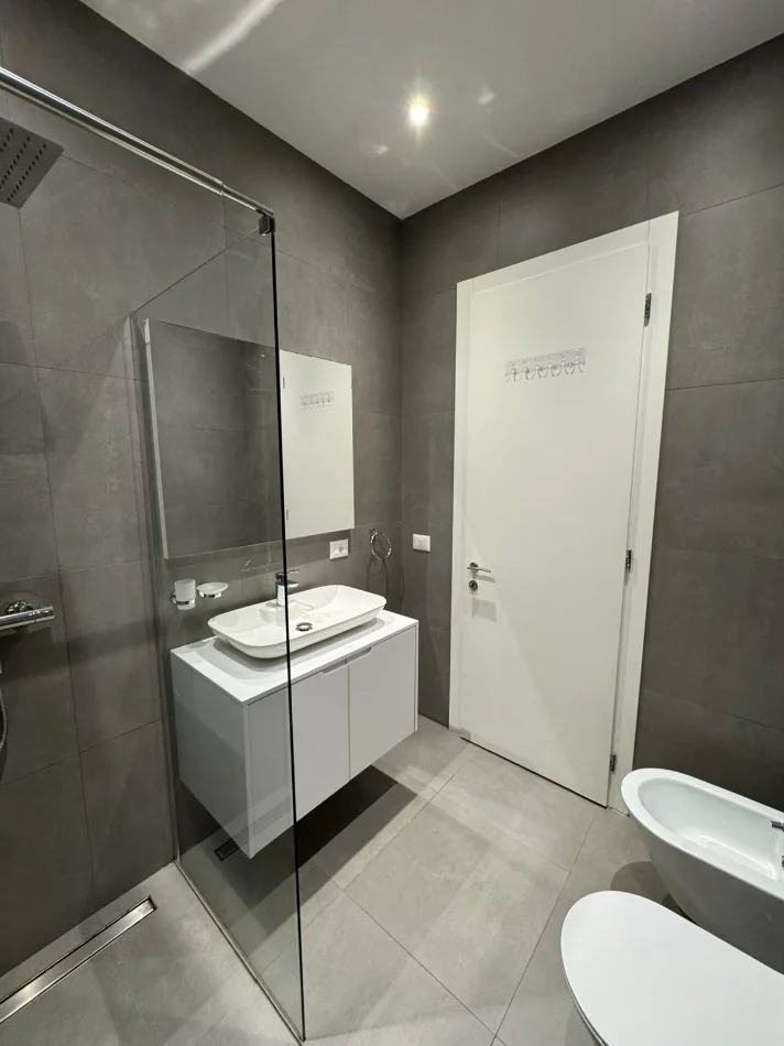 Tirane, jepet me qera apartament 1+1 Kati 5, 65 m² 1.000 € (Delijorgji)
