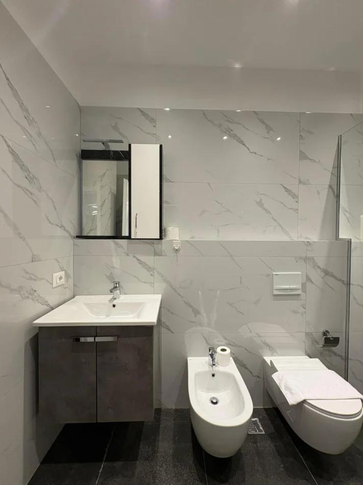 Tirane, jepet me qera apartament 2+1 Kati 2, 110 m² 1.000 € (Komuna e Parisit)