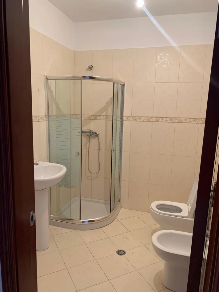Tirane, jepet me qera apartament 3+1 Kati 6, 130 m² 550 € (Oxhaku)