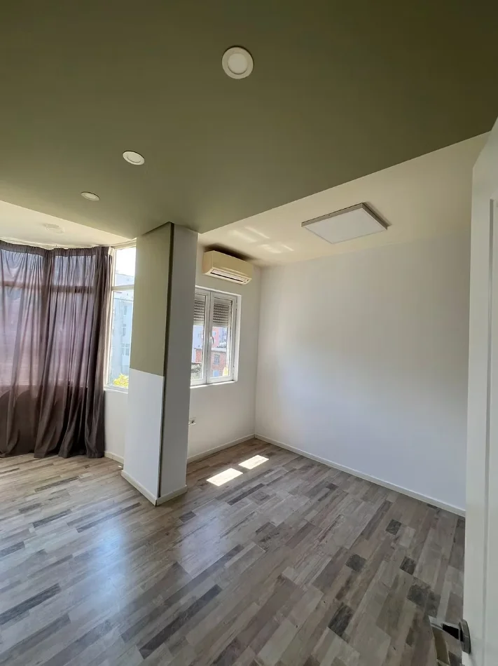 Tirane, jepet me qera ambjent biznesi Kati 3, 108 m² 1.400 € (Sheshi Willson.)