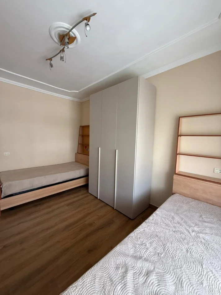 Tirane, jepet me qera apartament 2+1 Kati 4, 90 m² 1.200 € (Pazari i Ri.)