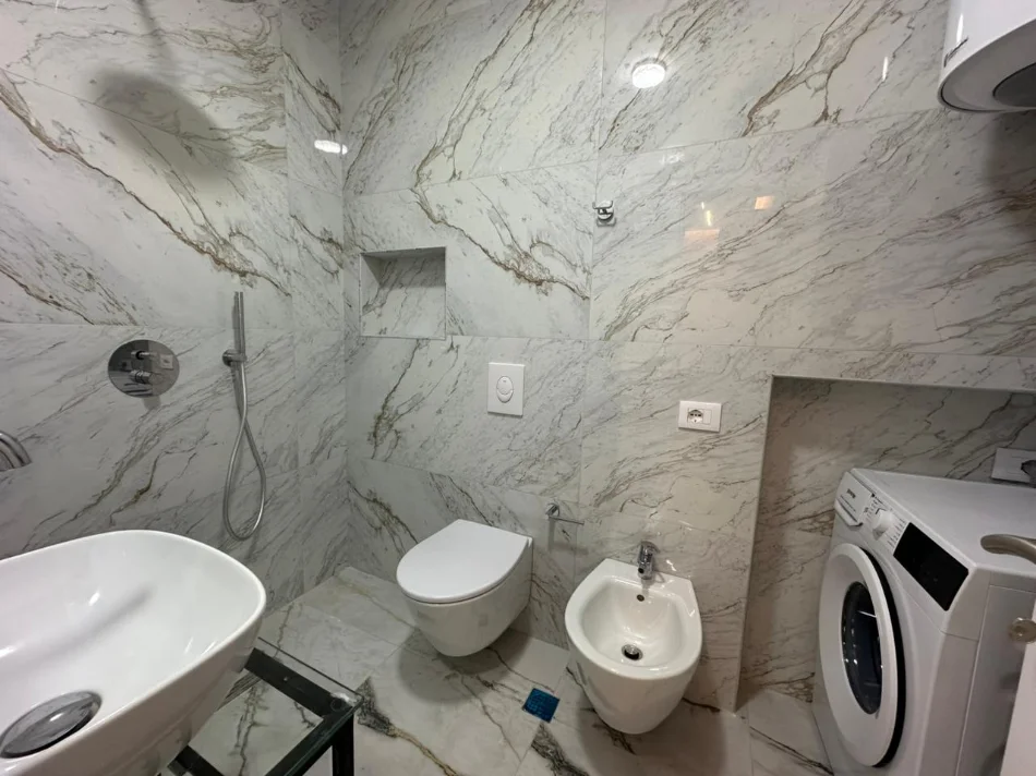 Tirane, jepet me qera apartament 1+1 Kati 2, 60 m² 450 € (Rruga e Dibres.)
