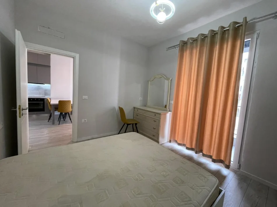 Tirane, jepet me qera apartament 1+1 Kati 5, 70 m² 700 € (Komuna e Parisit)