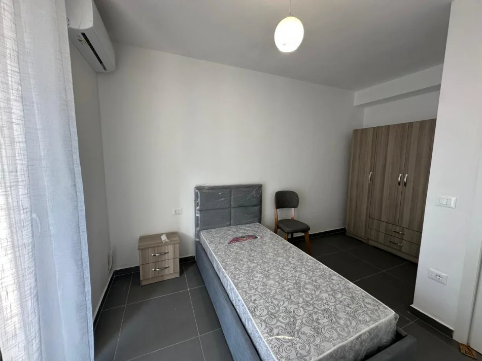 Tirane, jepet me qera apartament 3+1 Kati 3, 108 m² 650 € (Rruga 5 Maji)
