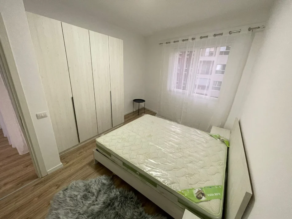 Tirane, jepet me qera apartament 1+1 Kati 4, 72 m² 520 € (Laprake)