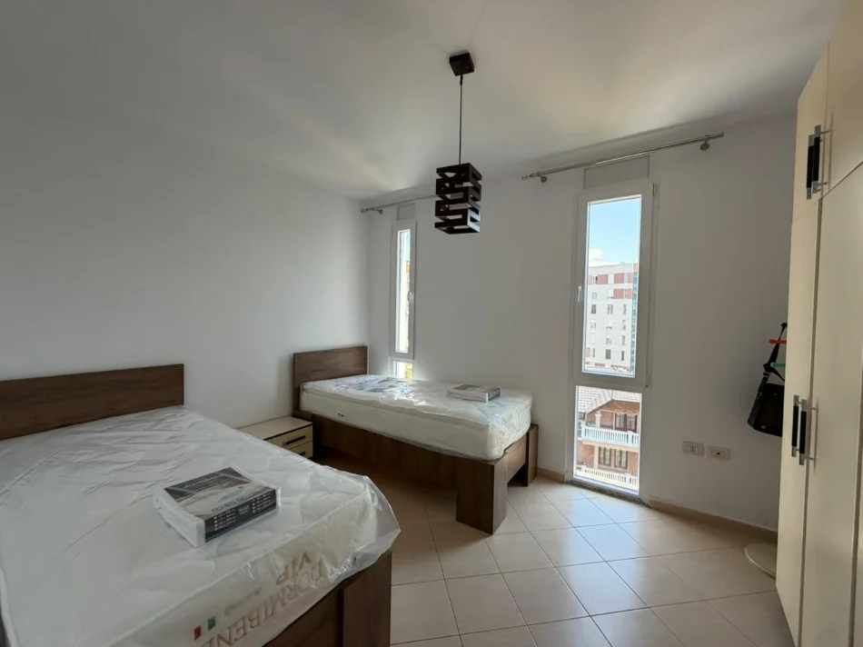 Tirane, jepet me qera apartament 1+1 Kati 5, 50 m² 600 € (Komuna e Parisit)