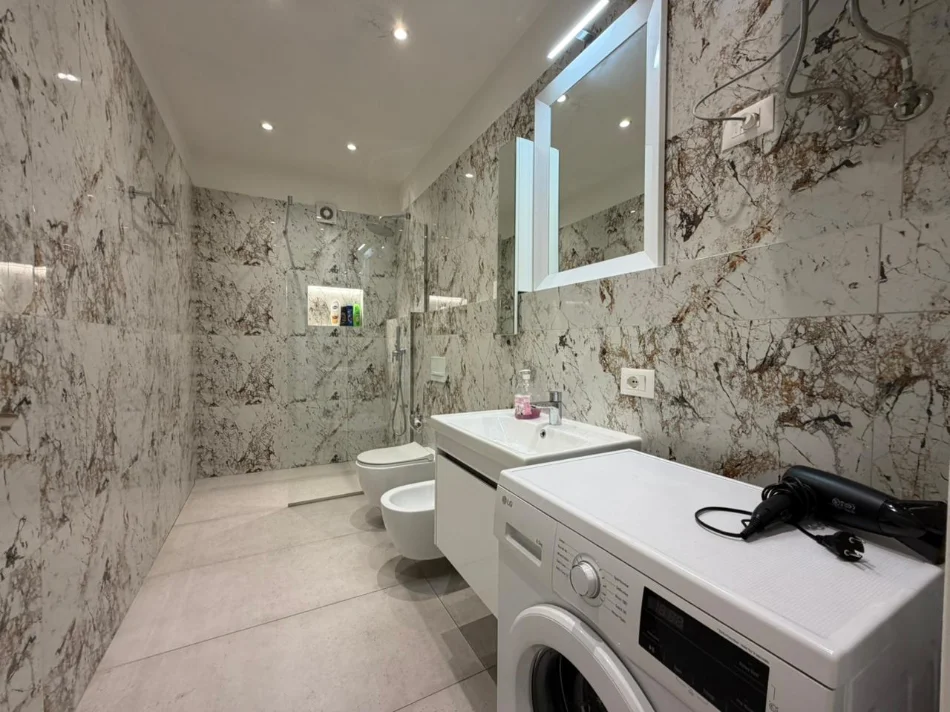 Tirane, jepet me qera apartament 2+1 Kati 3, 110 m² 1.000 € (Komuna e Parisit)