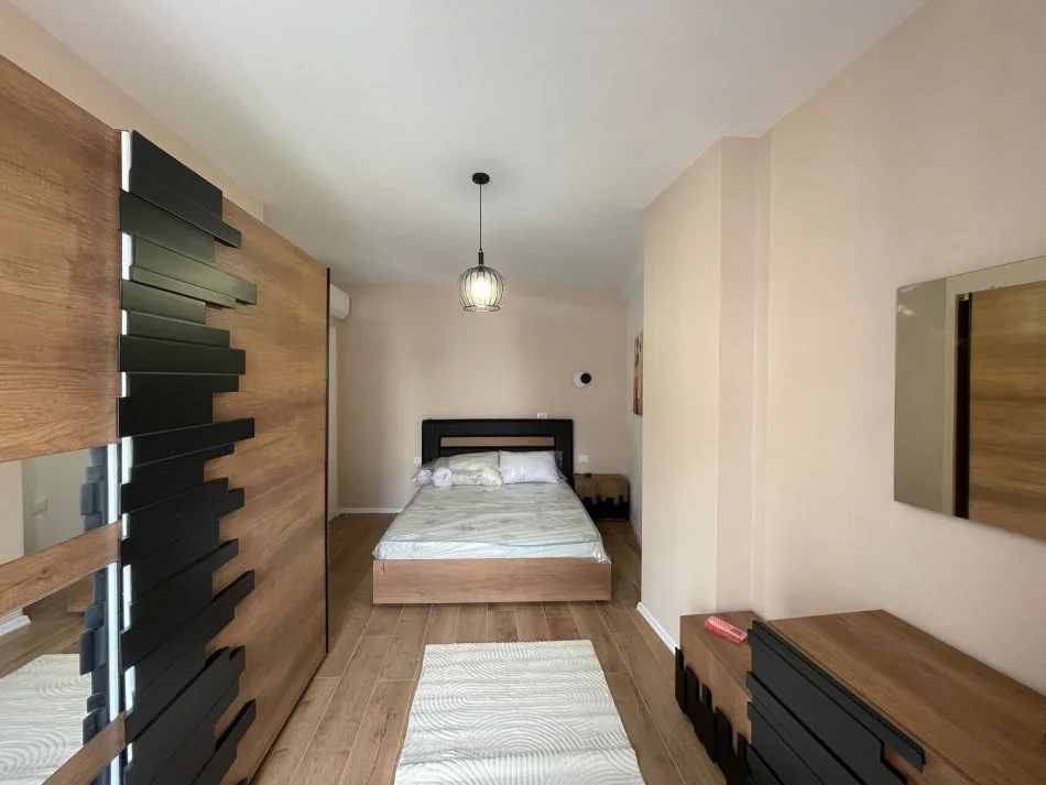 Tirane, jepet me qera apartament 2+1+Ballkon Kati 3, 104 m² 1.000 € (RRUGA E BARRIKADAVE)