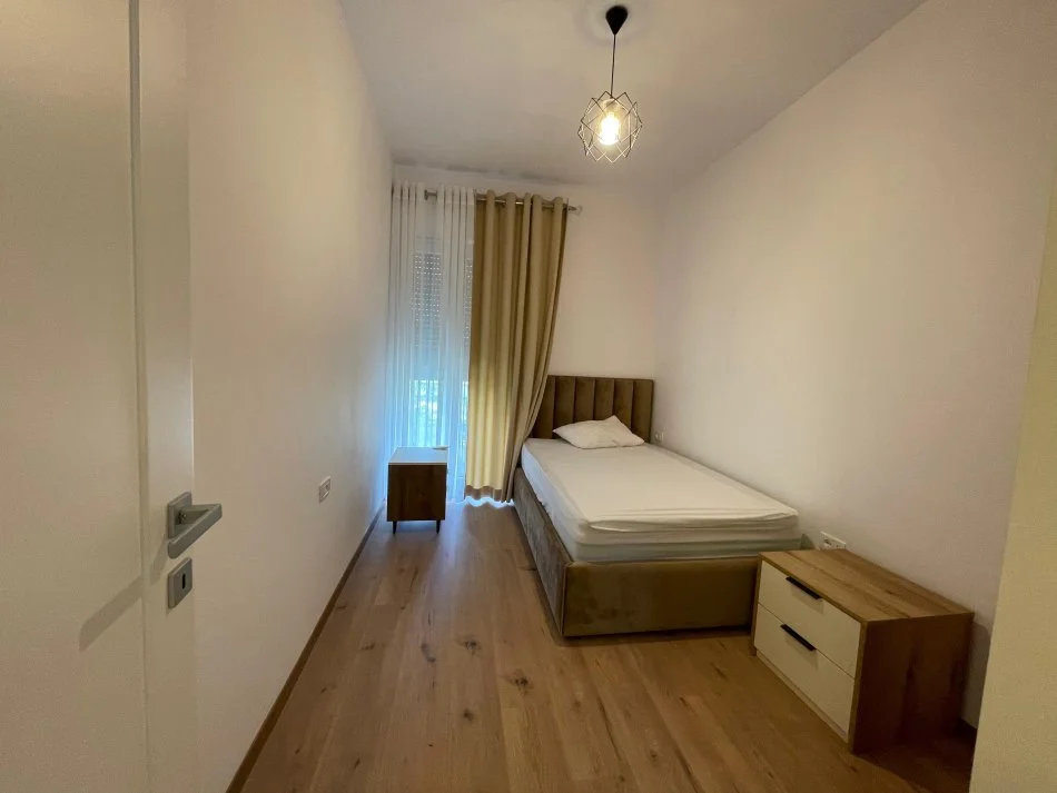 Tirane, jepet me qera apartament 3+1 , 120 m² 1.200 € 
