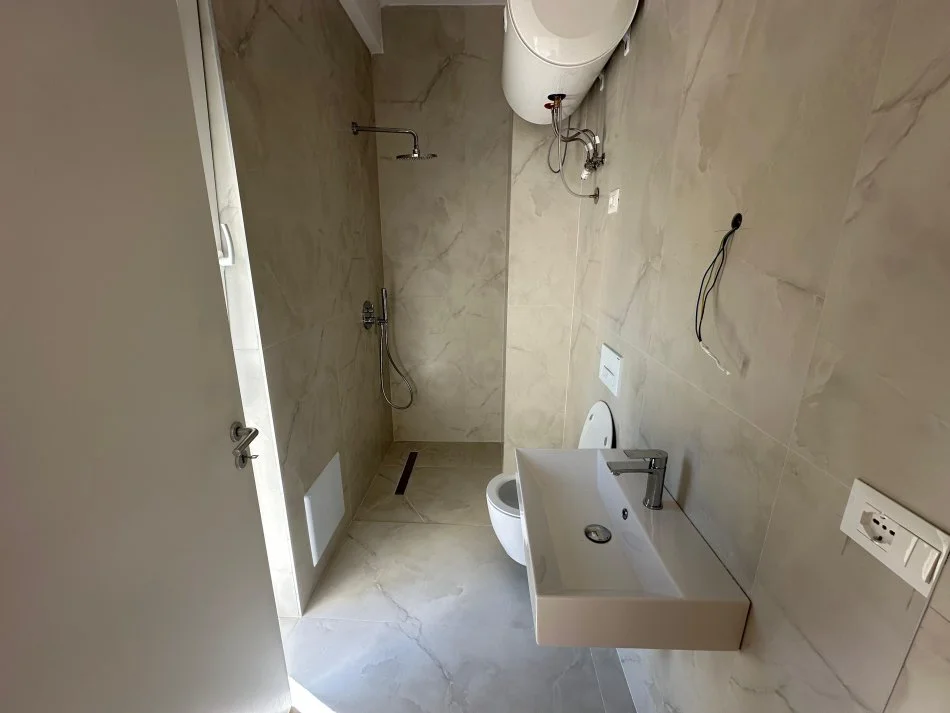 Tirane, jepet me qera Vile Kati 0, 252 m² 1.200 € (Residenca Aba prane Liqenit te Farkes.)