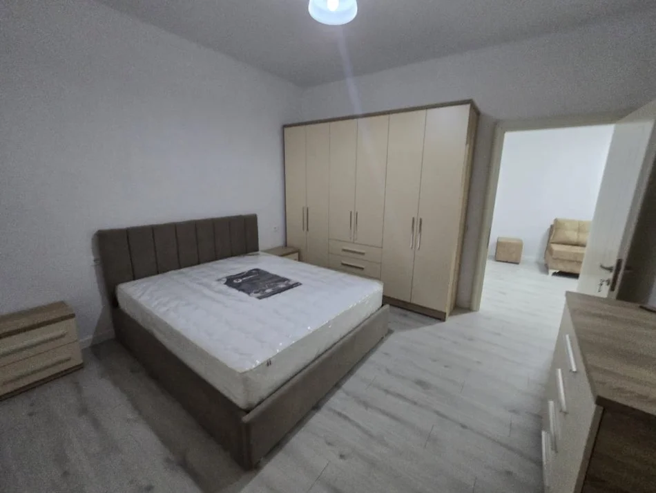 Tirane, jepet me qera apartament 2+1 , 100 m² 400 € (Prane New York School)