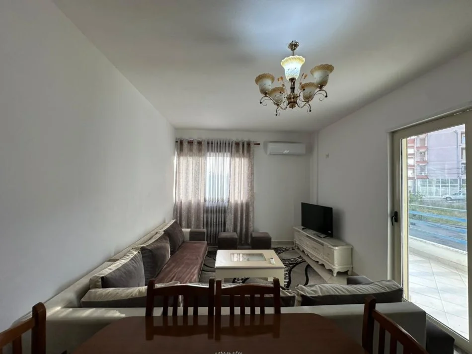 Tirane, jepet me qera apartament 2+1 , 84 m² 320 € (Prane Restorant Qesaraka.)