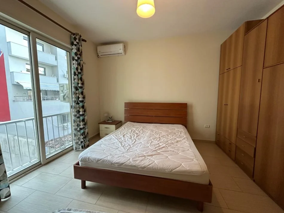 Tirane, jepet me qera apartament 2+1 Kati 2, 100 m² 600 € (Rruga Hoxha Tahsim)