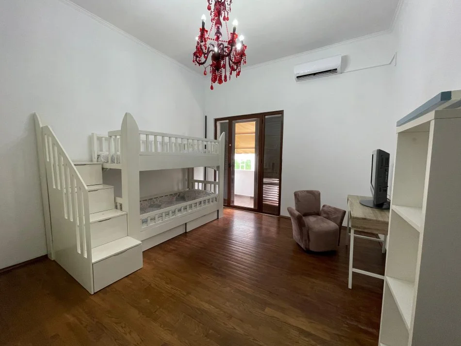 Tirane, jepet me qera 2+1 Kati 3, 120 m² 1.200 € (Tek Burger King)