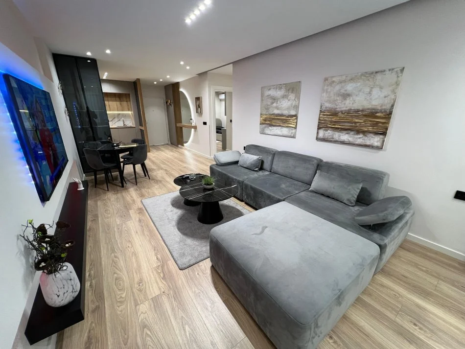 Tirane, jepet me qera apartament 2+1 Kati 3, 100 m² 1.500 € (Ish Ekspozita)