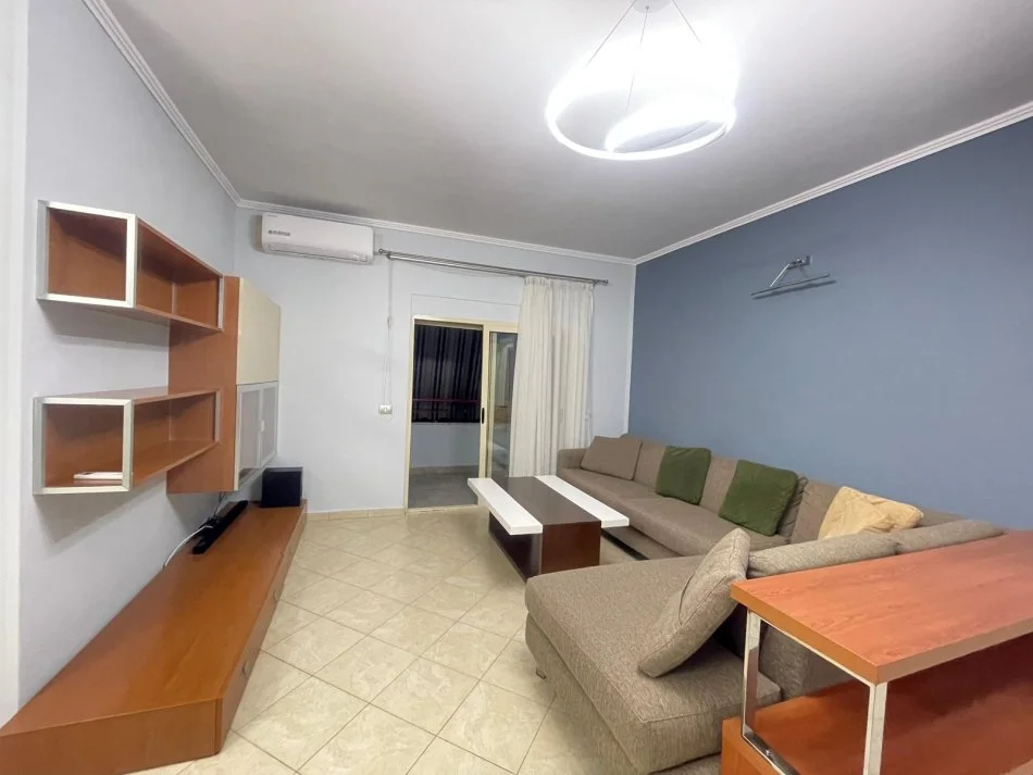 Tirane, jepet me qera apartament 2+1 Kati 3, 100 m² 600 € (Tek Harry Fultz.)